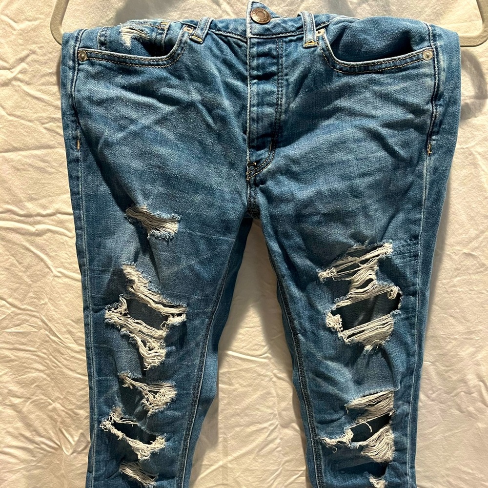 American Eagle Outfitter Tomgirl distressed denim jean